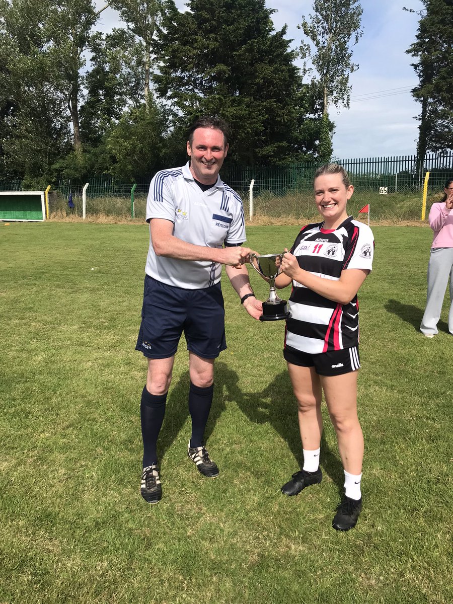 Congratulations to our Junior 2 Ladies team who defeated Carrigaline in their League final. Final score 3-5 to 2-3. Meghan Wallace was our captain and accepted the cup on our behalf