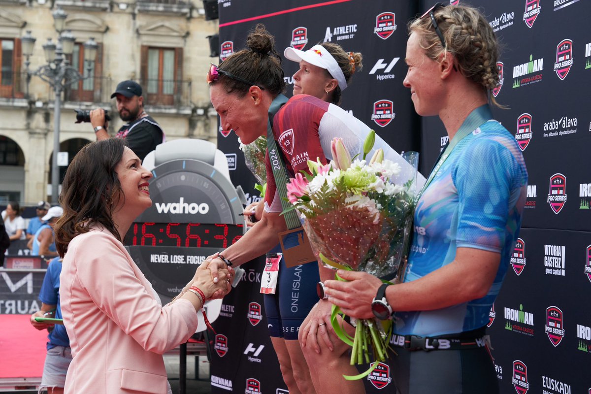 vitoriagasteiz's tweet photo. 🥇🥈🥉Los y las triatletas más veloces ya han atravesado la línea de meta. 
¡Enhorabuena! 
🎉La fiesta continúa en la Plaza de España apoyando al resto de participantes del #IRONMANtri #VitoriaGasteiz!

#IMProSeries https://t.co/7P3qgQeO2H