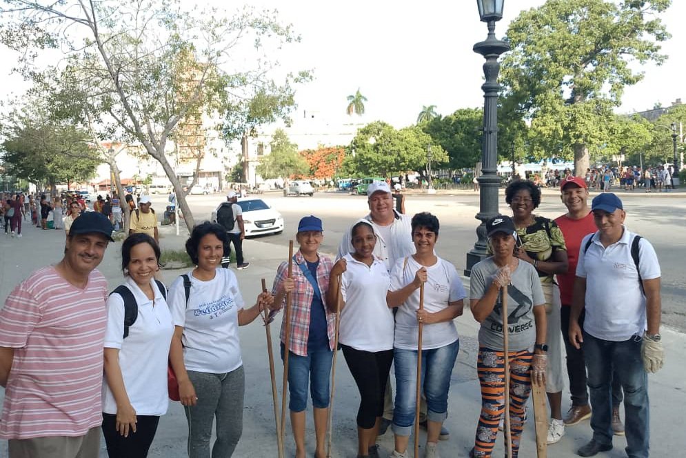 Si nos damos las manos cuanto se puede hacer.... Hoy una representación de trabajadores del TSP aportó un granito de arena en la higiene de la ciudad celebrando el Día de la Rebeldía Nacional. #SePuedeMuchoJuntos