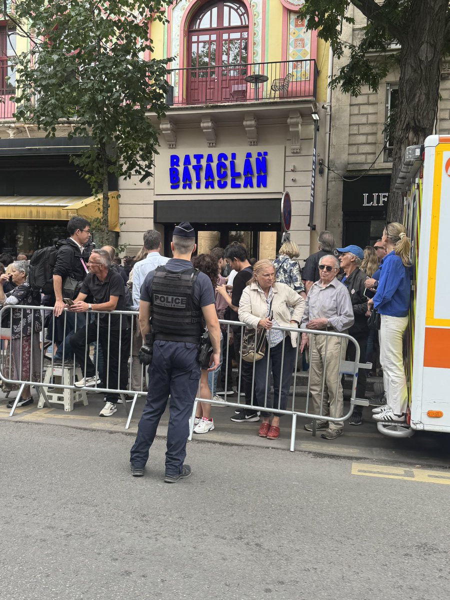 mohamedbouhafsi's tweet photo. Grande émotion pour le passage de la flamme olympique devant le Bataclan. 
Un grand silence avant des applaudissements. En ce jour de 14 juillet une grande pensée pour les victimes des attentats terroristes notamment au peuple niçois.  🇫🇷 https://t.co/lMoEmjthtl