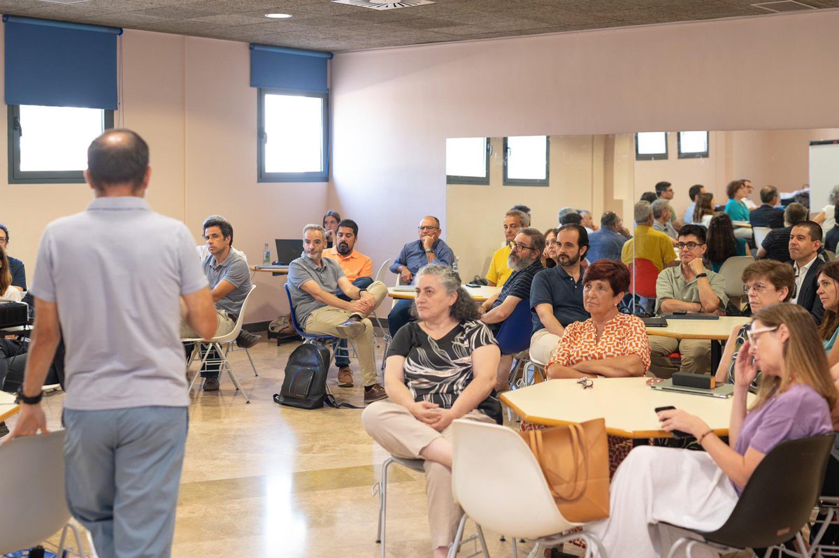 JoseLujanAlcarz's tweet photo. Análisis y trabajo colaborativo en un taller para sentar las bases del futuro de la estrategia digital de la @UMU y trazar planes y objetivos colectivos para seguir avanzando @digitalUMU https://t.co/IEFJytw1j8