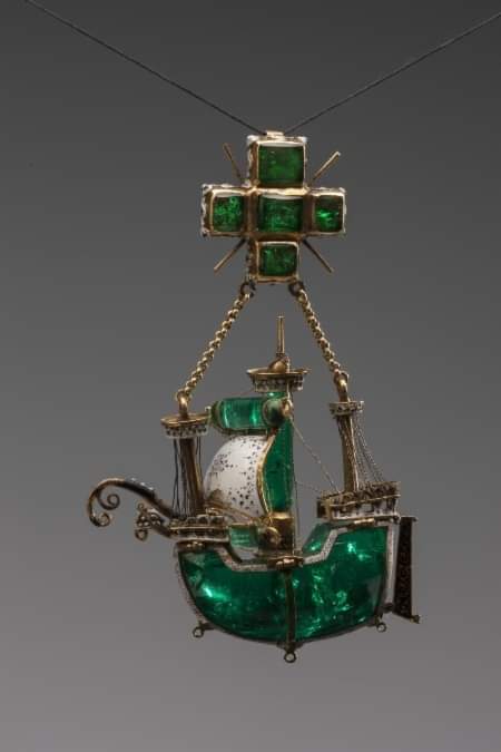 redhistoria's tweet photo. Colgante de oro, esmeralda y esmalte que representa una carabela.
La joya procede de España y está datada hacia 1580.
Actualmente se conserva en el Museo Estatal del Hermitage, San Petersburgo (Rusia).

Fuente: https://t.co/xwiSwXoFrM https://t.co/9YQJJE1DLg