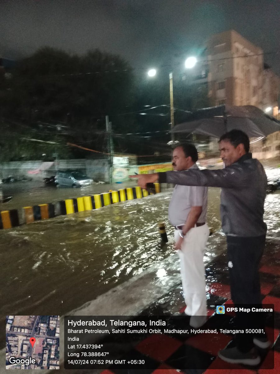 ZC_SLP's tweet photo. The Principal Secretary MA&UD Sir, inspected the water logging point at Nectar Garden in Serlingampally Circle-20, SLP Zone. Ensured MET teams are working to clear the water stagnation and instructed officials to be on alert. #Serlingampally #Hyderabad #ActionAgainstWaterLogging @GHMCOnline
@CommissionrGHMC
@gadwalvijayainc
@TGMAUDOnline
@TelanganaCMO @Director_EVDM