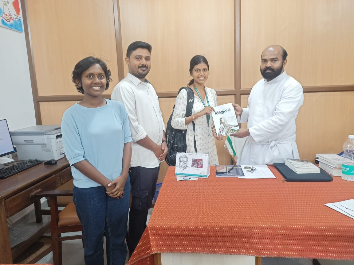 കോഴിക്കോട് സെൻ്റ്.ജോസഫ്സ് ദേവഗിരി കോളേജ് മലയാള വിഭാഗം മേധാവി ഡോ.ഫാ.സുനിൽ ജോസിന് അഗ്രഗാമി കൈമാറുന്നു.

#AIDSO
#aidsokerala