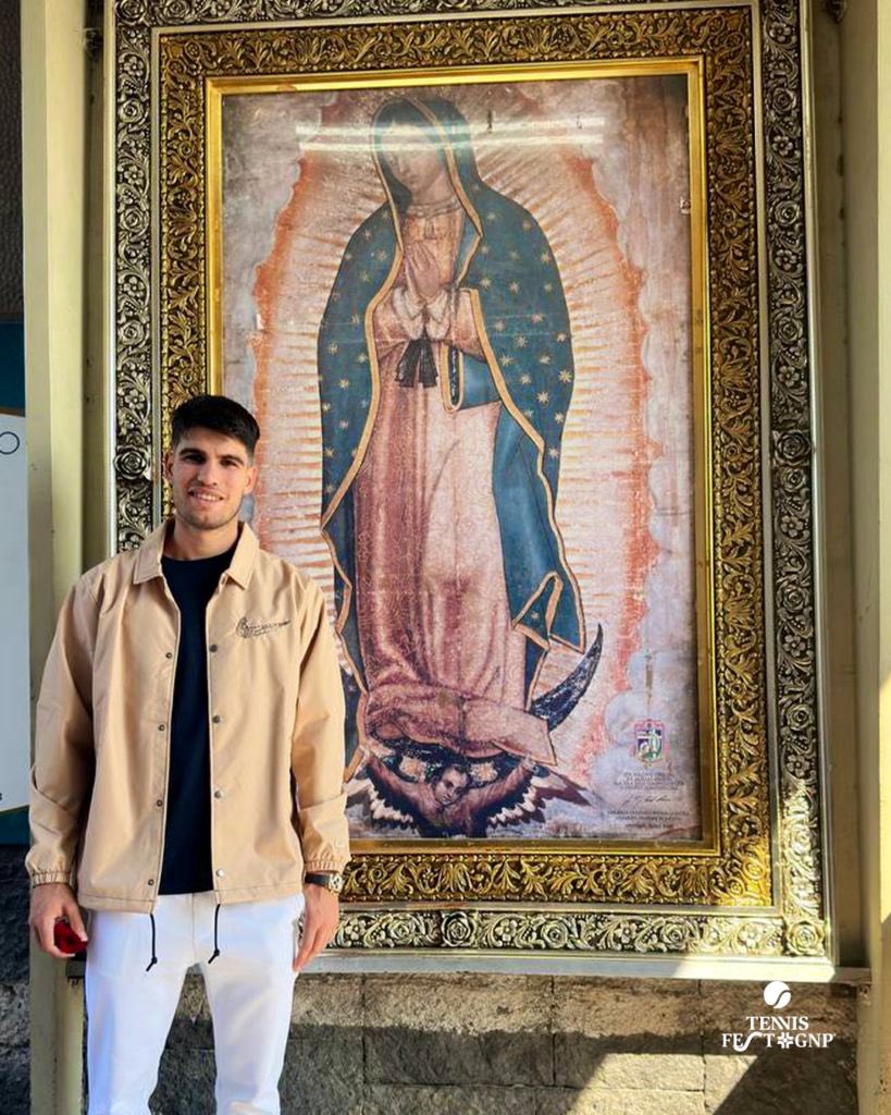 El actual campeón de Wimbledon, Carlos Alcaraz, posando orgulloso junto a la Virgen de Guadalupe. 🙏❤️