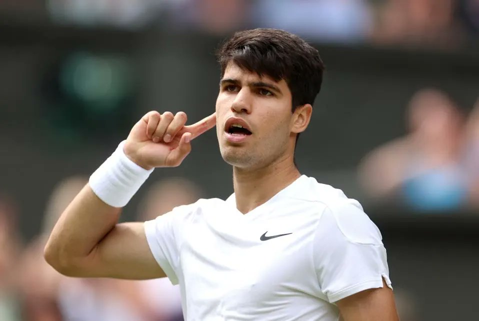 OdogwuFootball's tweet photo. After wasting 3 #championship points, Alcaraz recovers to win Djokovic 6-2, 6-2, 7-6 and retain his title. It's his 4th #GrandSlam and 2 consecutive after winning #RolandGarros last month.

#Wimbledon2024 #Alcaraz #Djokovic #supersunday #wimbledonfinals https://t.co/H1rLlZcMBw