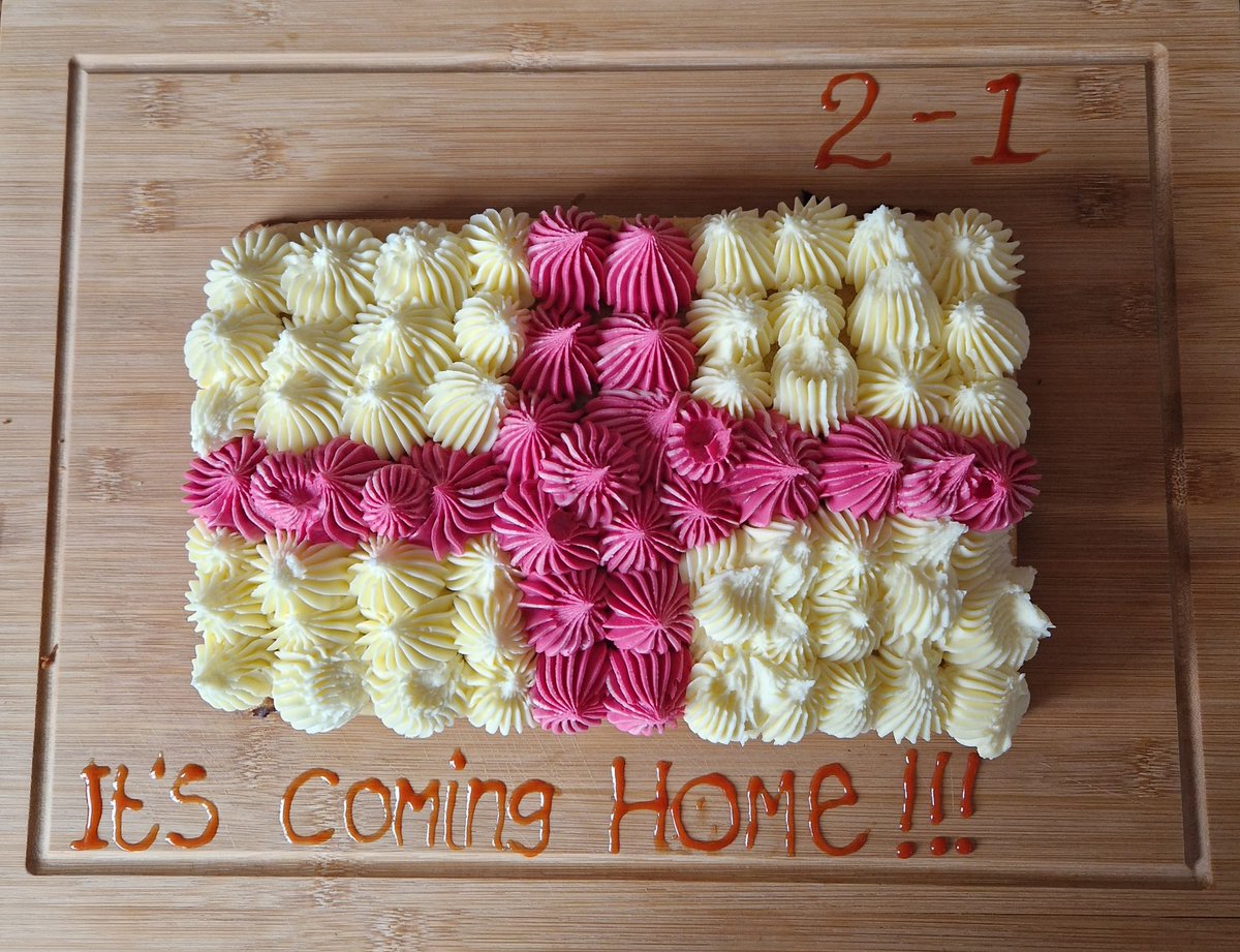 ecozh5's tweet photo. I've made us a cake for later... 😊
#England #ItsComingHome #football #EURO2024 #cake https://t.co/iszcl3nHSQ