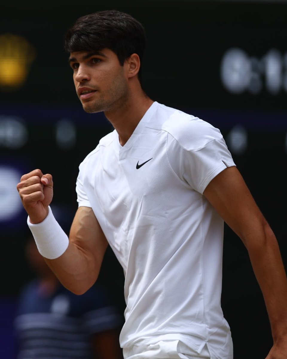 COE_es's tweet photo. 👑 𝐄𝐋 𝐑𝐄𝐘 𝐄𝐍 𝐋𝐀 𝐇𝐈𝐄𝐑𝐁𝐀 👑

🎾🇪🇸 @carlosalcaraz vence a Djokovic en la final de #Wimbledon por 3⃣ sets a 0️⃣ para levantar su segundo trofeo consecutivo en Londres. ¡Y ya van 4️⃣ Grand Slam!

🤩 Lo de este chico no tiene nombre...

👏 ¡ENHORABUENA, CARLOS!

📸 @Wimbledon