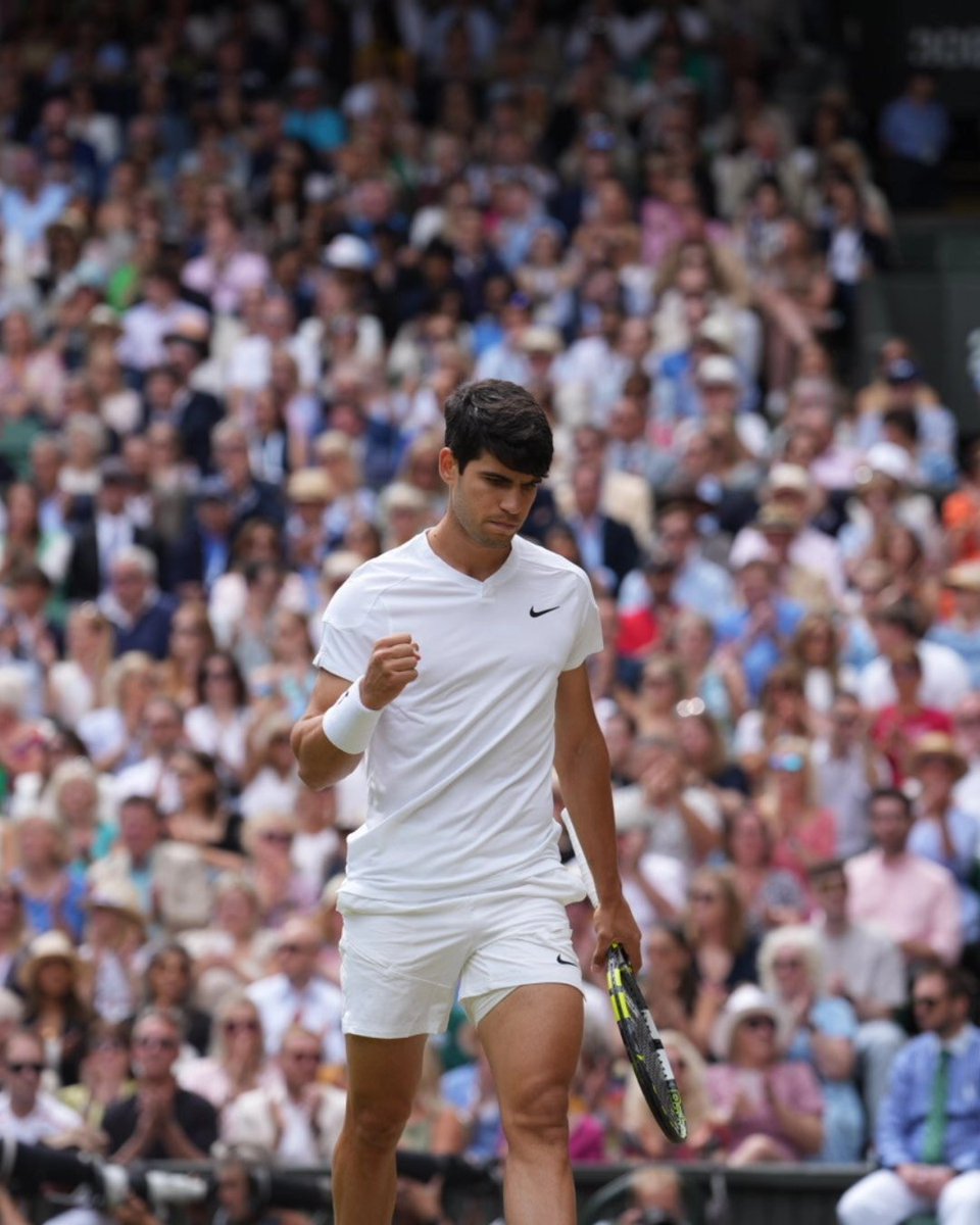 COE_es's tweet photo. 👑 𝐄𝐋 𝐑𝐄𝐘 𝐄𝐍 𝐋𝐀 𝐇𝐈𝐄𝐑𝐁𝐀 👑

🎾🇪🇸 @carlosalcaraz vence a Djokovic en la final de #Wimbledon por 3⃣ sets a 0️⃣ para levantar su segundo trofeo consecutivo en Londres. ¡Y ya van 4️⃣ Grand Slam!

🤩 Lo de este chico no tiene nombre...

👏 ¡ENHORABUENA, CARLOS!

📸 @Wimbledon