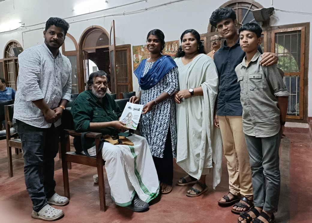 പ്രശസ്ത കവി കുരീപ്പുഴ ശ്രീകുമാറിന് കൊല്ലം ജില്ലയിലെ 'അഗ്രഗാമി'യുടെ ആദ്യ കോപ്പി ജില്ലാ പ്രസിഡൻ്റ് സുകന്യ കുമാർ കൈമാറുന്നു.

#AIDSO
#aidsokerala