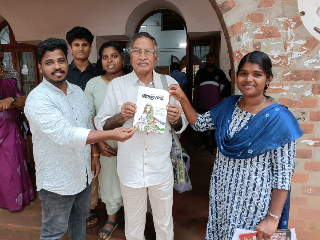 പ്രശസ്ത കവിയും നിരൂപകനുമായ ഡോ. ദേശമംഗലം രാമകൃഷ്ണന് അഗ്രഗാമി കൈമാറുന്നു

#AIDSO
#aidsokerala