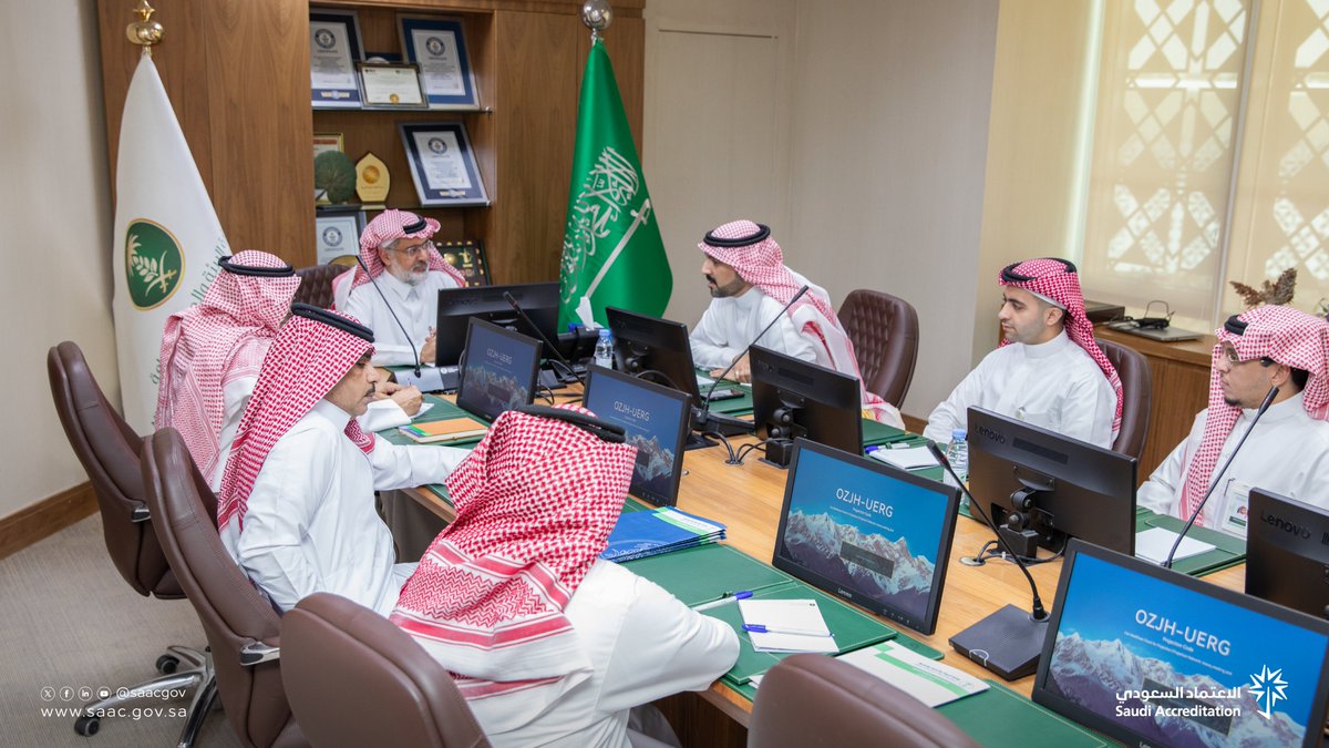 saacgov's tweet photo. سلم نائب المدير التنفيذي للعمليات بـ #الاعتماد_السعودي أ. حسان الوهيبي، وكيل وزارة البيئة والمياه والزراعة للزراعة م. أحمد العيادة شهادة اعتماد المختبر المركزي للمركز الوطني للزراعة العضوية وذلك في مجال #مختبرات_الفحص طبقًا للمواصفة القياسية الدولية ISO/IEC 17025. https://t.co/TAhspZn2TV