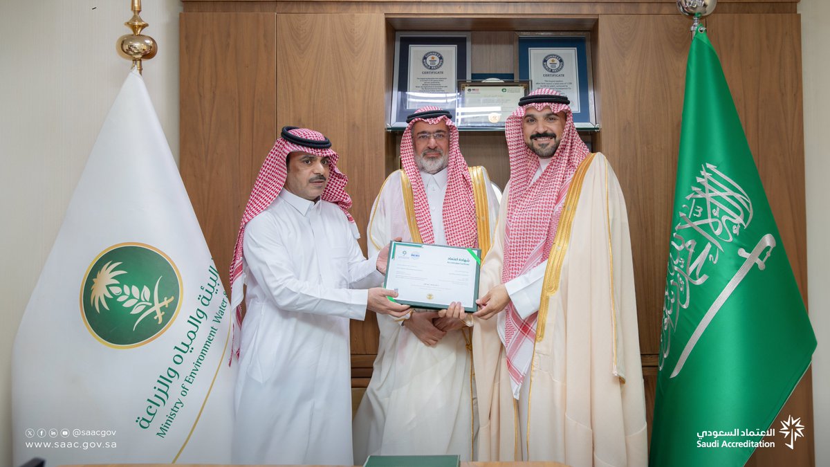 saacgov's tweet photo. سلم نائب المدير التنفيذي للعمليات بـ #الاعتماد_السعودي أ. حسان الوهيبي، وكيل وزارة البيئة والمياه والزراعة للزراعة م. أحمد العيادة شهادة اعتماد المختبر المركزي للمركز الوطني للزراعة العضوية وذلك في مجال #مختبرات_الفحص طبقًا للمواصفة القياسية الدولية ISO/IEC 17025. https://t.co/TAhspZn2TV