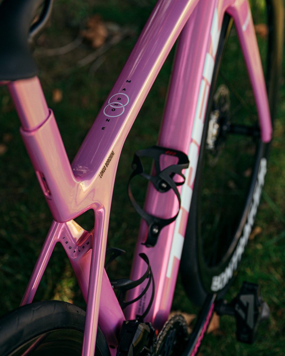TrekBikes's tweet photo. Maglia Rosa looks good on you @ElisaLongoB 🩷🩷🩷

To celebrate this amazing @girowomen victory with @LidlTrek, a custom Project One "Maglia Rosa" Madone Gen 8 had to be delivered for Elisa today 💖

#GirodItaliaWomen https://t.co/qcHs6v5DRL