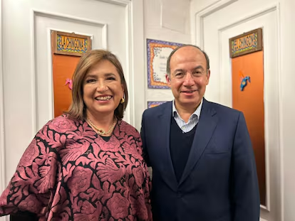 juncalssolano's tweet photo. Sí @XochitlGalvez quiere hablar de "Elección de Estado" y "fraude electoral" primero tendría que ver con quienes se ha rodeado. 

En 2006 guardó un silencio abrumador. https://t.co/m9JRXoekQV