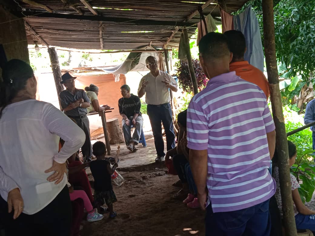 ivansarm's tweet photo. El equipo de Acción Democratica en San Juan de los Morros, #guarico #roscio se traslado a los sectores Virgen Pura, Puente Guarico y Limón de la Vega, dónde se orientó a las personas sobre como votar a favor de @EdmundoGU y se preparo al padrón electoral para la defensa del voto https://t.co/t9HhrCfKTK
