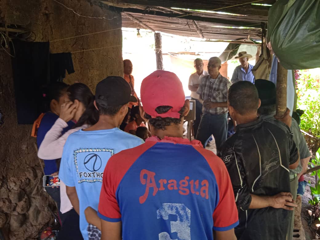ivansarm's tweet photo. El equipo de Acción Democratica en San Juan de los Morros, #guarico #roscio se traslado a los sectores Virgen Pura, Puente Guarico y Limón de la Vega, dónde se orientó a las personas sobre como votar a favor de @EdmundoGU y se preparo al padrón electoral para la defensa del voto https://t.co/t9HhrCfKTK