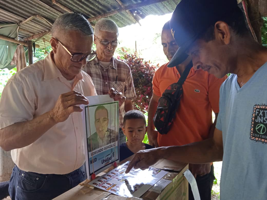 ivansarm's tweet photo. El equipo de Acción Democratica en San Juan de los Morros, #guarico #roscio se traslado a los sectores Virgen Pura, Puente Guarico y Limón de la Vega, dónde se orientó a las personas sobre como votar a favor de @EdmundoGU y se preparo al padrón electoral para la defensa del voto https://t.co/t9HhrCfKTK