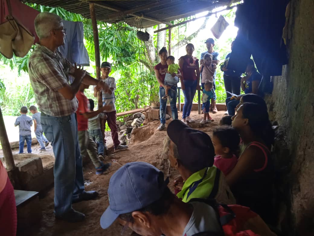 ivansarm's tweet photo. El equipo de Acción Democratica en San Juan de los Morros, #guarico #roscio se traslado a los sectores Virgen Pura, Puente Guarico y Limón de la Vega, dónde se orientó a las personas sobre como votar a favor de @EdmundoGU y se preparo al padrón electoral para la defensa del voto https://t.co/t9HhrCfKTK