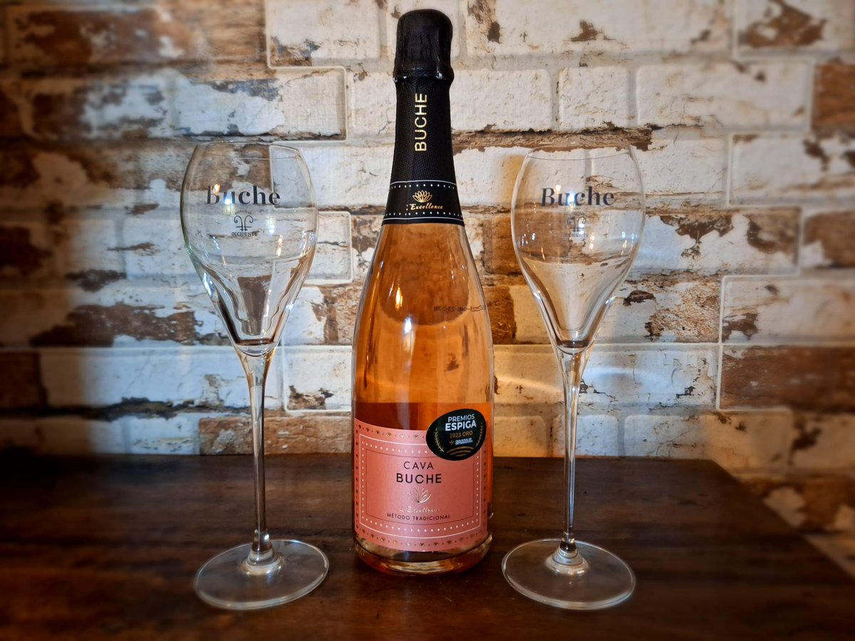 Nuestro primer brindis de la tarde va por ti <a href="/carlosalcaraz/">Carlos Alcaraz</a> 
#Wimbledon 
Viva el deporte español. 
Todavía nos queda la #Eurocopa2024