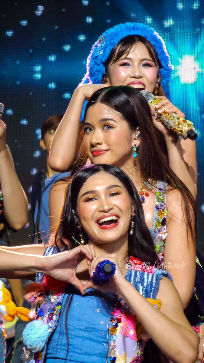 nothere_xx's tweet photo. Salamin Salamin cuties. 😭

iBINIVERSE GOES TO CEBU 
#BINIverseCebu 
#BINIVERSE_TheRegionalTour
#BINI @BINI_ph https://t.co/qrhFjqh1mt