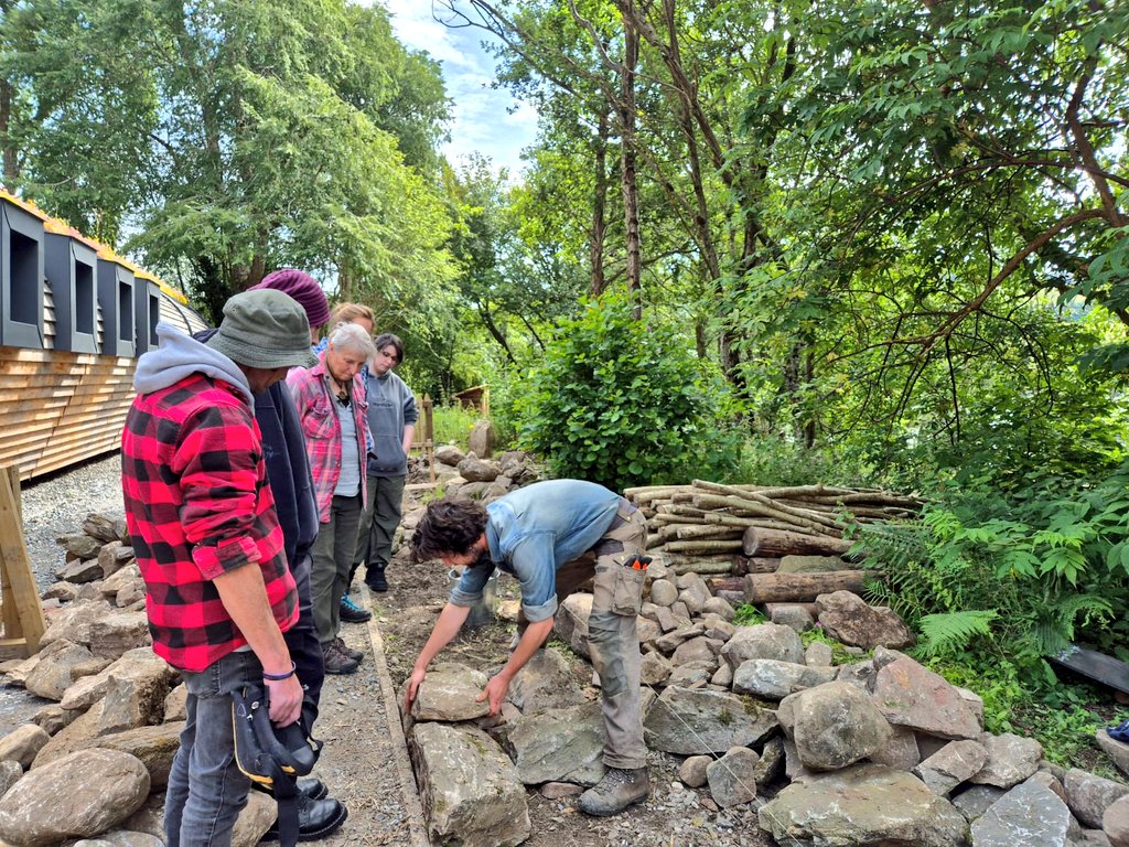Our final activity of the day at the <a href="/ScottishCrannog/">Scottish Crannog Centre</a> was dry stone walling.

We can't believe how much progress has been made today 🤗

#heritagecrafts
#FestivalOfArchaeology 🧵4/