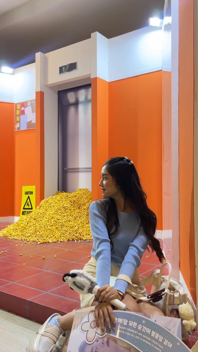 penguindarat's tweet photo. look how happy she is!🩵🌼

#FANCONCERT_BLOOM_inJKT
#DOHKYUNGSOO https://t.co/Bopg5DfFgX