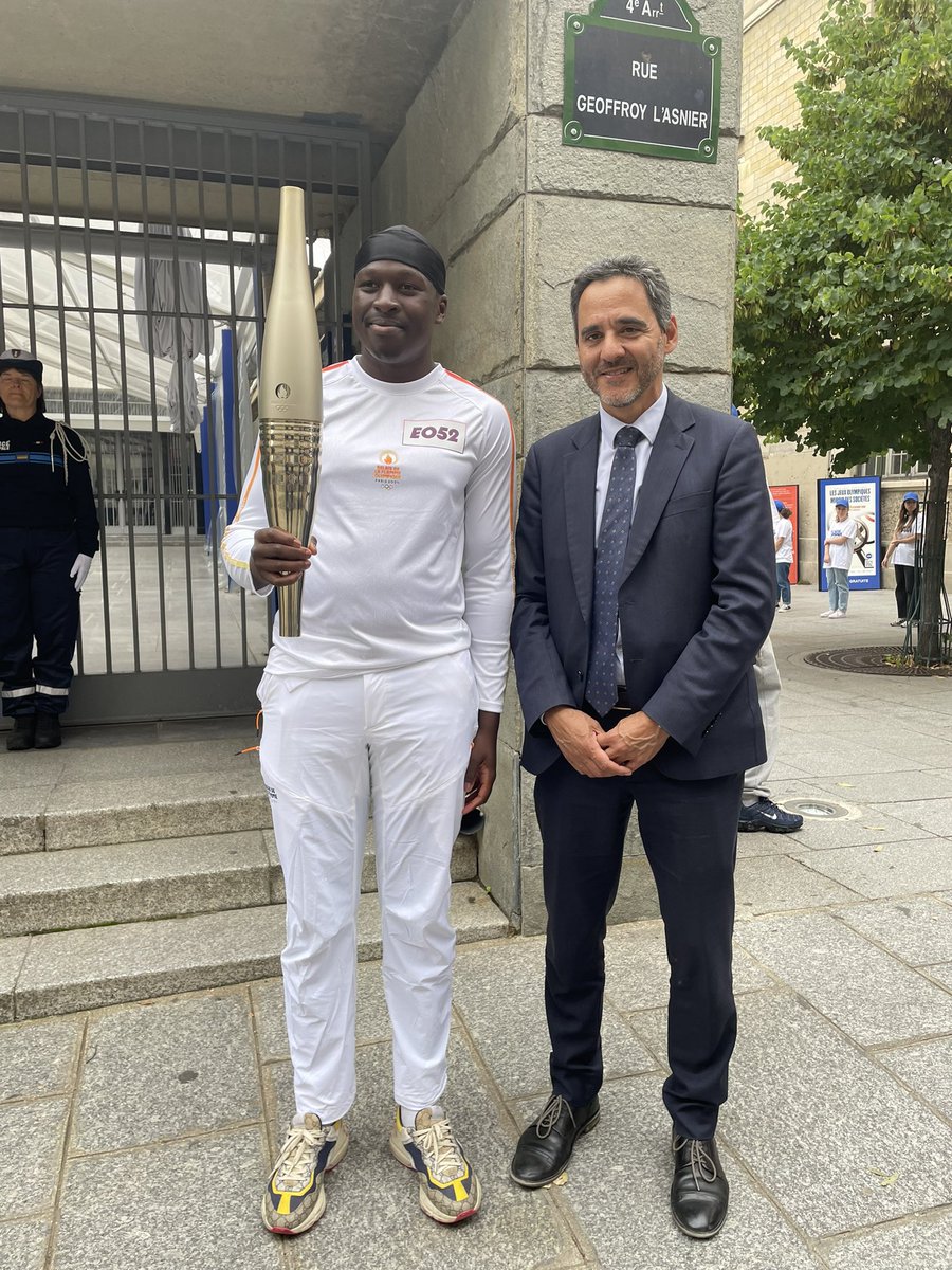 nicolas_nordman's tweet photo. #Paris2024 | Dans son parcours, la flamme olympique passe par le Mémorial de la Shoah 

Un moment fort pour porter la mémoire des victimes de la barbarie nazie et ne jamais oublier 

Passage de relai entre un ancien déporté et un jeune du 18e arrondissement @espoir18paris https://t.co/m5i9BUifMK