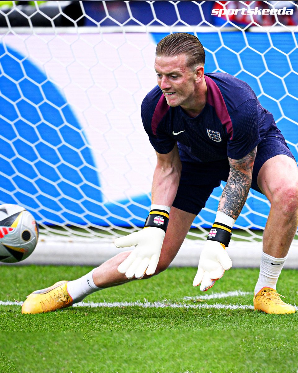 skworldfootball's tweet photo. Warming up!🔥🔜

#Euro2024 #SPENG #Football https://t.co/kLc9mK7dzn
