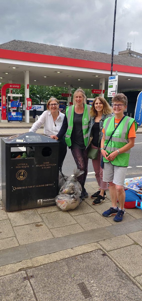 AMFelice's tweet photo. Community spirited! Community Service! Litter picking around Alma Cut, London Road, Old London Road, Watson's Walk and Lower Paxton Road. Organised by St Albans District Green Party 💚@stalbansgreens #litterpicking #stalbans https://t.co/yTWHgXVu0J