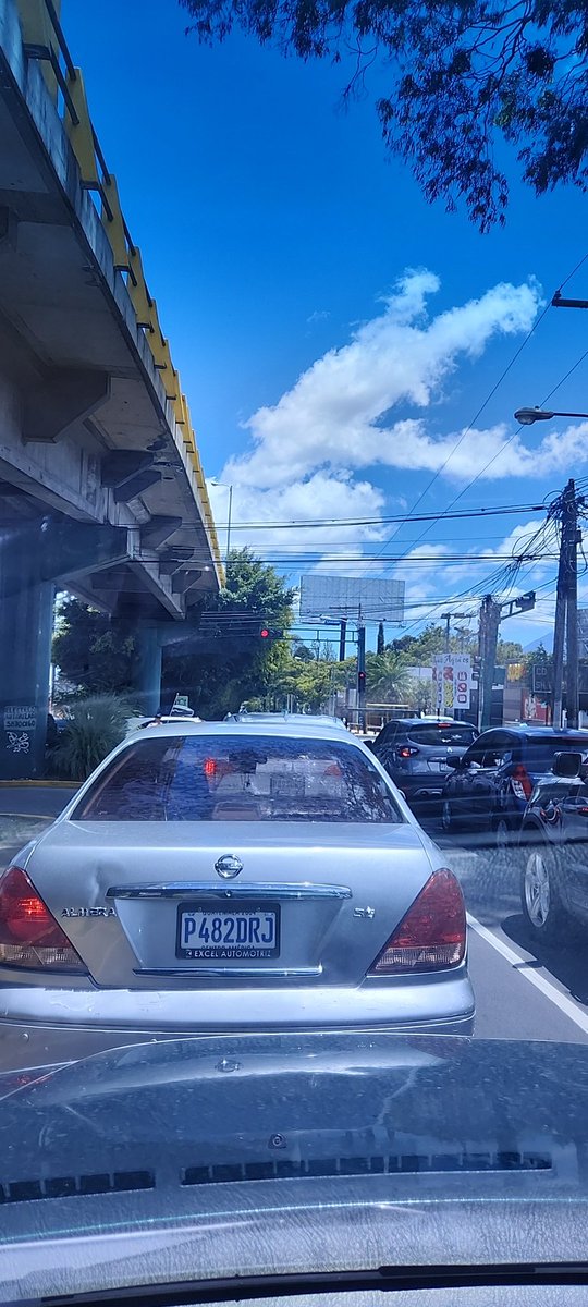 gabfloa's tweet photo. @amilcarmontejo el semáforo de 34 calle y 10 avenida zona 11 Las Charcas se quedó trabado en rojo https://t.co/l5X8znLYX8