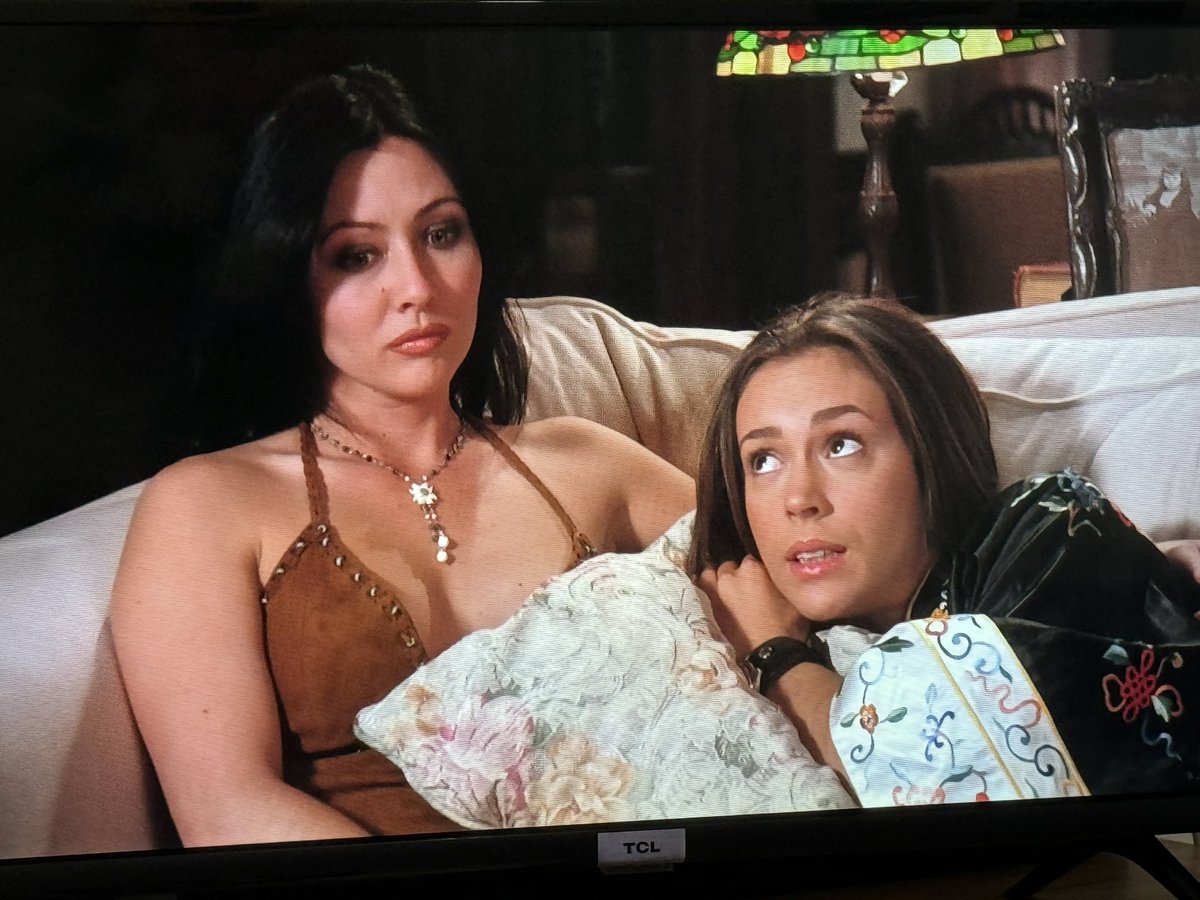 sbirulinooo's tweet photo. Prue 🖤

Puntata 14 della seconda stagione
Il fascino del male 

#ShannenDoherty Grazie per le tue battaglie, la tua protezione e per averci insegnato tanto! Guardia del corpo perfetta @DohertyShannen 🌷 https://t.co/OJtRayR8ql