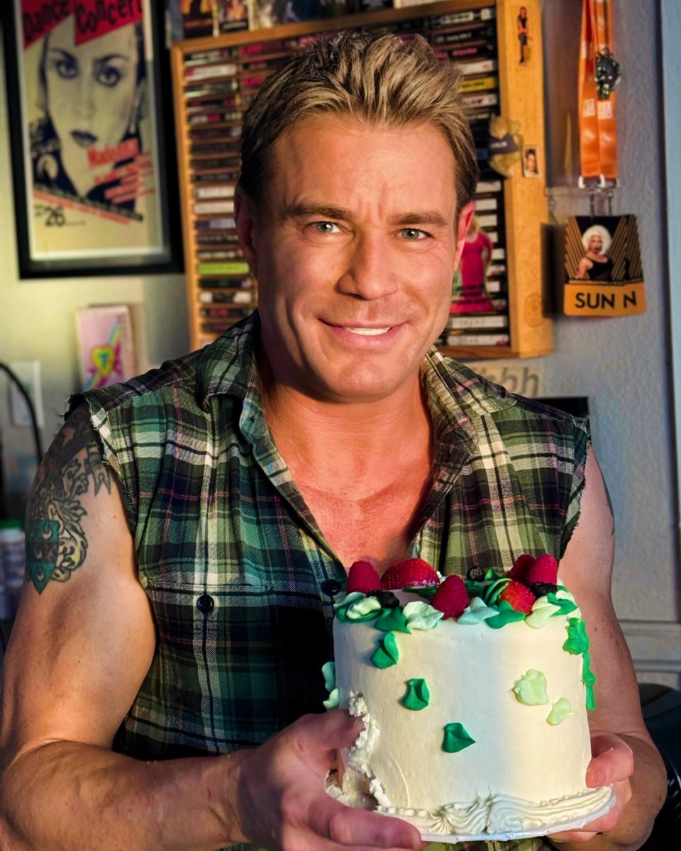 JaasonSimmons's tweet photo. Yes I know my fingers are in the cake, but you should see the Other side Thank you for the Wonderful Birthday Messages. It's so strange still to have my Birthday in Summer. Until I was 20 it was celebrated durning the Winter Solstice !! #life #love #laughter #friends #cake https://t.co/ChtZ60LPhv