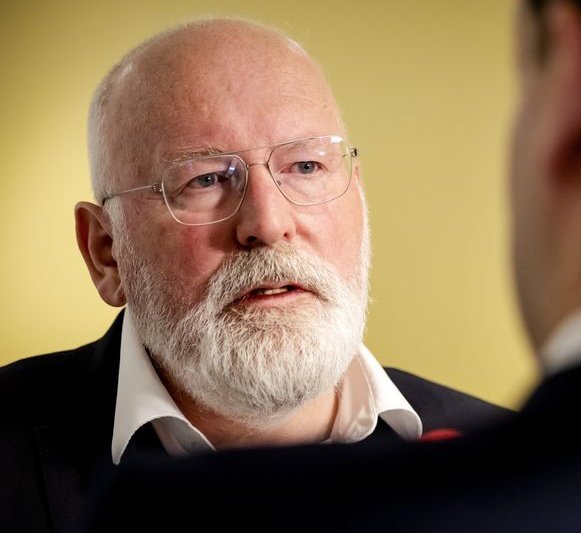 KAFKA_Dev's tweet photo. Timmermans drukt continu mensen in de NAZI-HOEK en creëert daarmee een klimaat waarin GEWELD eventueel een optie is. Nu wenst hij Trump sterkte.

Doe een ♥️ &amp; RT als je Timmermans ook WALGELIJK hypocriet vindt! https://t.co/jwknD3D96T
