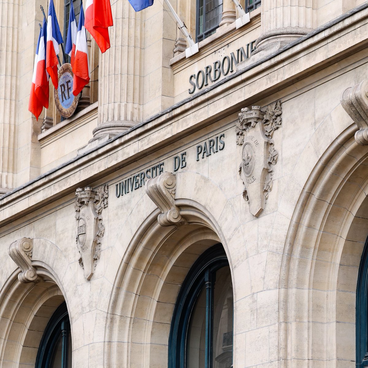 La Sorbonne, lieu emblématique de l'histoire Olympique !
C'est ici que fut tenu le congrès sur la Rénovation des Jeux Olympiques en présence de Pierre de Coubertin, en 1894.
Le Comité International Olympique vu le jour le 23 juin de la même année, et 2 ans plus tard, Athènes