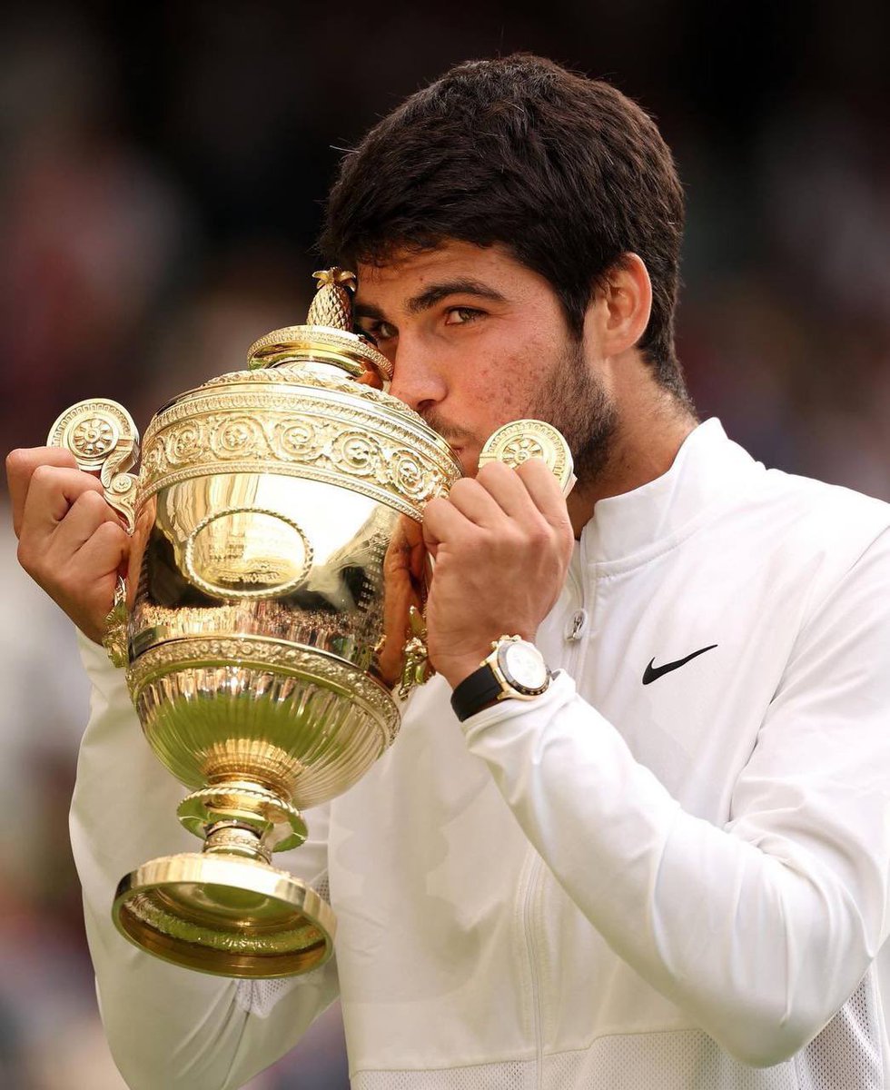 davidsantosvlog's tweet photo. Carlos Alcaraz acaba de ganar el torneo de  Wimbledon haciendo sonar el himno de España. No es de origen marroquí, ni ghanés, no veréis a Irene Montero y toda su patulea infecta progre dándole la enhorabuena. https://t.co/QLJKw2Cvt5