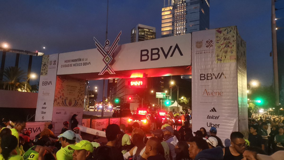 EconoAragon's tweet photo. Uno medio maratón CDMX más. 👆 https://t.co/xdj2I8KdLL