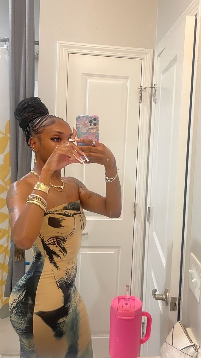 queeendee's tweet image. Gym bod is crazy 🙂‍↕️