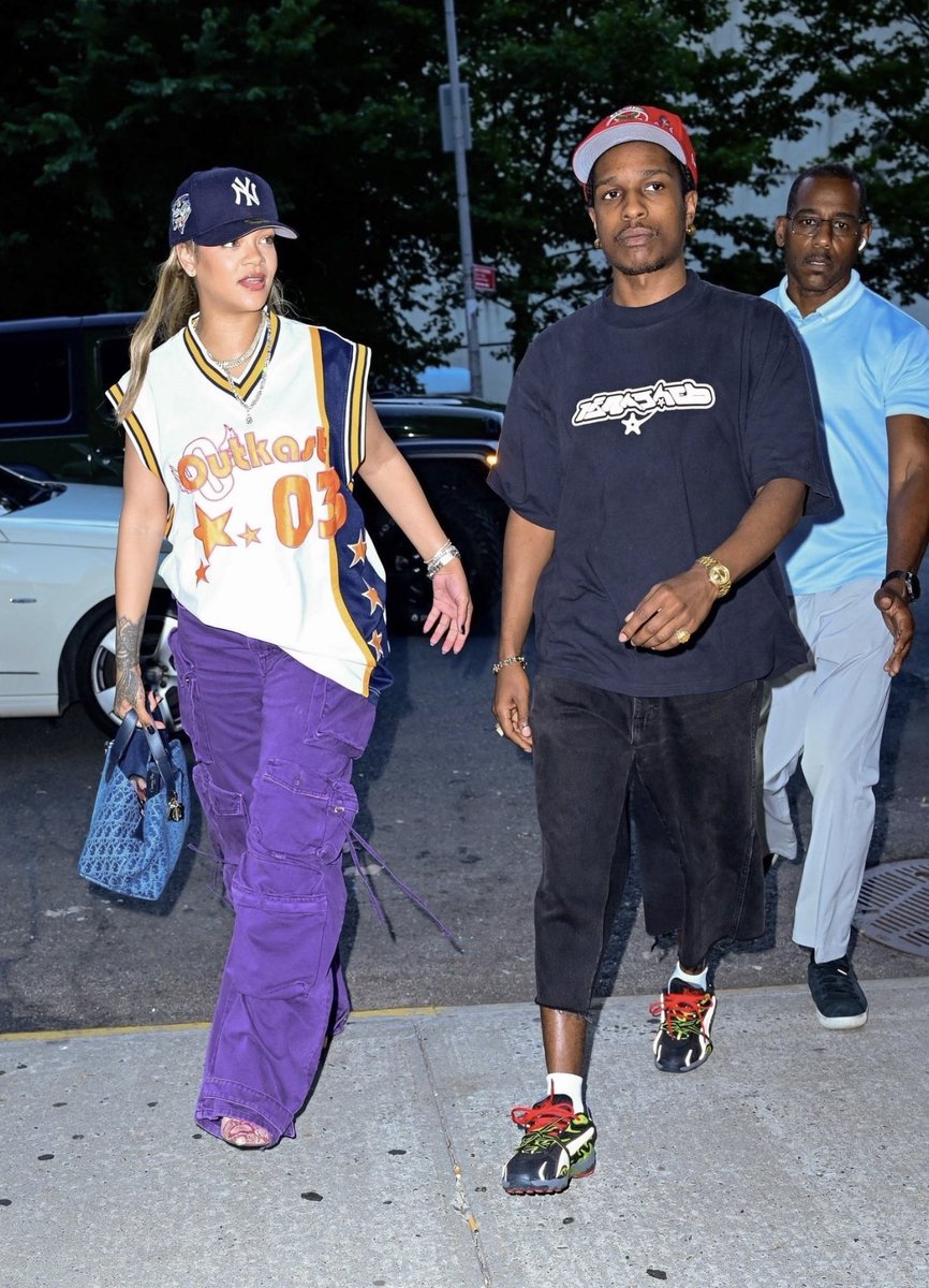 HardestFitPics's tweet photo. A$AP Rocky &amp; Rihanna in NYC lastnight https://t.co/6vVzLGasnz