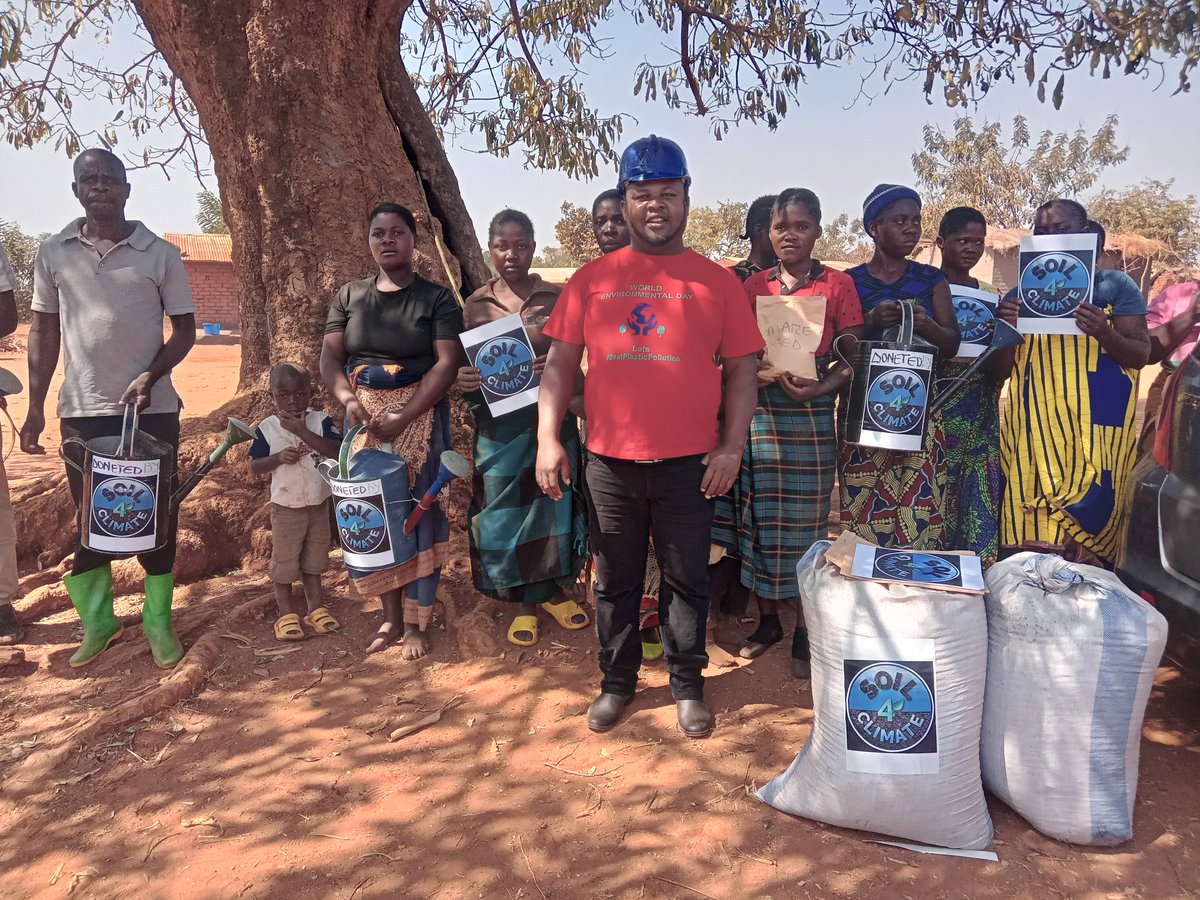 WeCleanWeGreen's tweet photo. With support frm @soil4climate, during training lead farmers on #Compostmaking, we also donated some farm tools and seeds to the few, poorest.
We believe that #EmpoweringWomen is empowering the whole #community.
#TiredEarth #gcf #climatefund @zerohunger_jp
#CardanoCommunity https://t.co/2bTPF9ieon