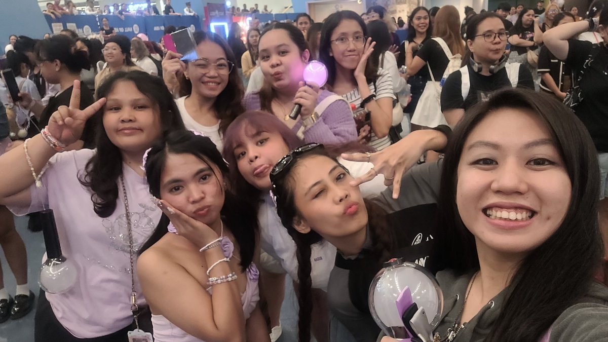 xissy_army's tweet photo. met up with our army friendsππ
@mrstl_jsph @itz_kesi @hopekookcollab @ly134340bts @_ayeeish
#SteelDecadeWithBTS
@army_cavite https://t.co/GGrcmvyBX8