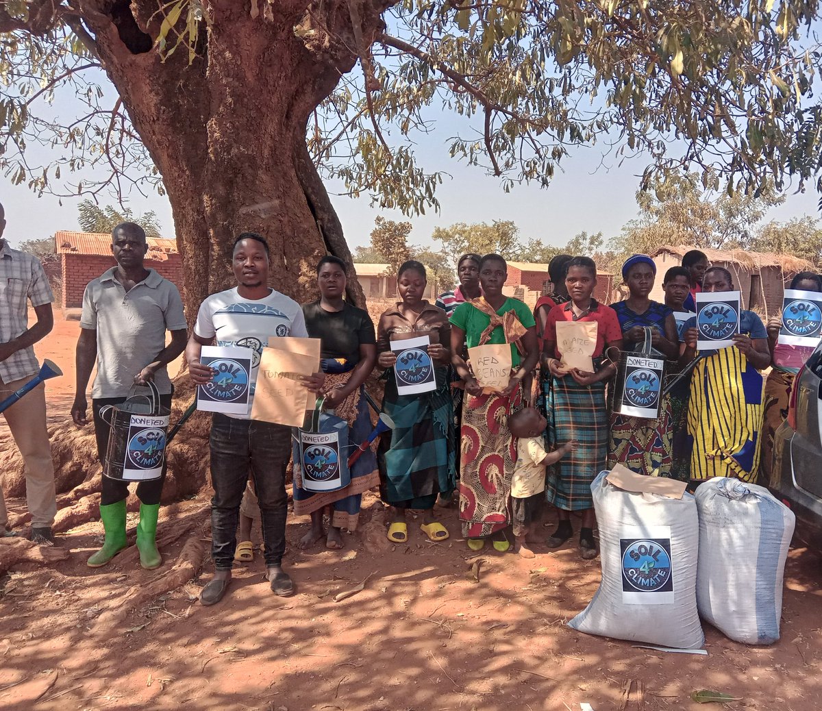 WeCleanWeGreen's tweet photo. With support frm @soil4climate, during training lead farmers on #Compostmaking, we also donated some farm tools and seeds to the few, poorest.
We believe that #EmpoweringWomen is empowering the whole #community.
#TiredEarth #gcf #climatefund @zerohunger_jp
#CardanoCommunity https://t.co/2bTPF9ieon