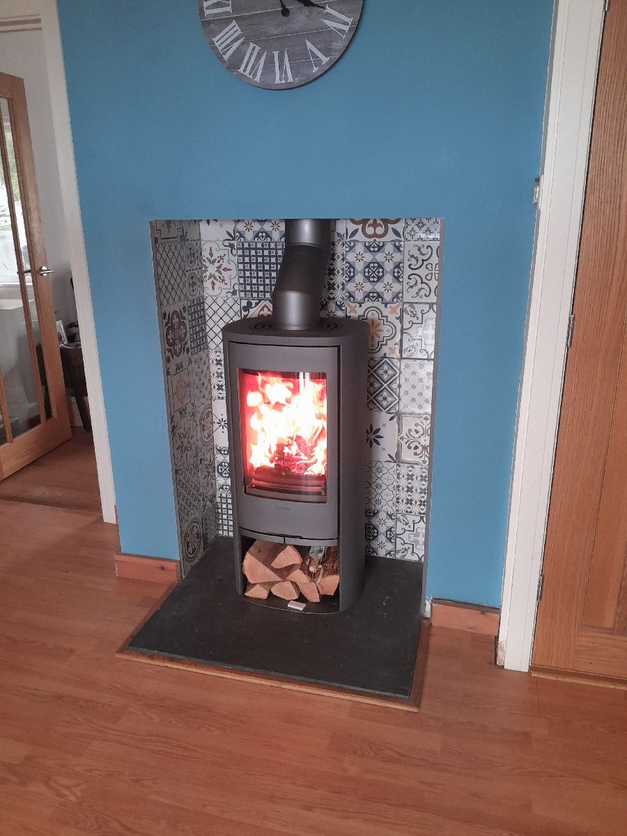 We love the uniqueness of this gorgeous fireplace.  Now being kept warm by a Contura woodburner

Get an idea of costs to install a fire like this in your home: kernowfires.co.uk/woodburner-ins…
#fireplace #cornwall #woodburner #HETAS #fire #interior #design #heating #cornishhomes 
@contura