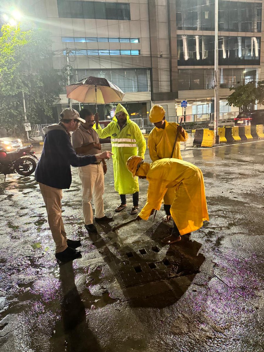 PrlsecyMAUD's tweet photo. Another inspection by Prl secy maud Sri Dana Kishore at Mercury Hotel junction in Khairatabad Zone, Opposite RTA Office,   where 12.5 lakh litres sump will be constructed to ease rain related traffic problems.
@revanth_anumula @TelanganaCMO @Director_EVDM @TelanganaCS https://t.co/sccqubObQN