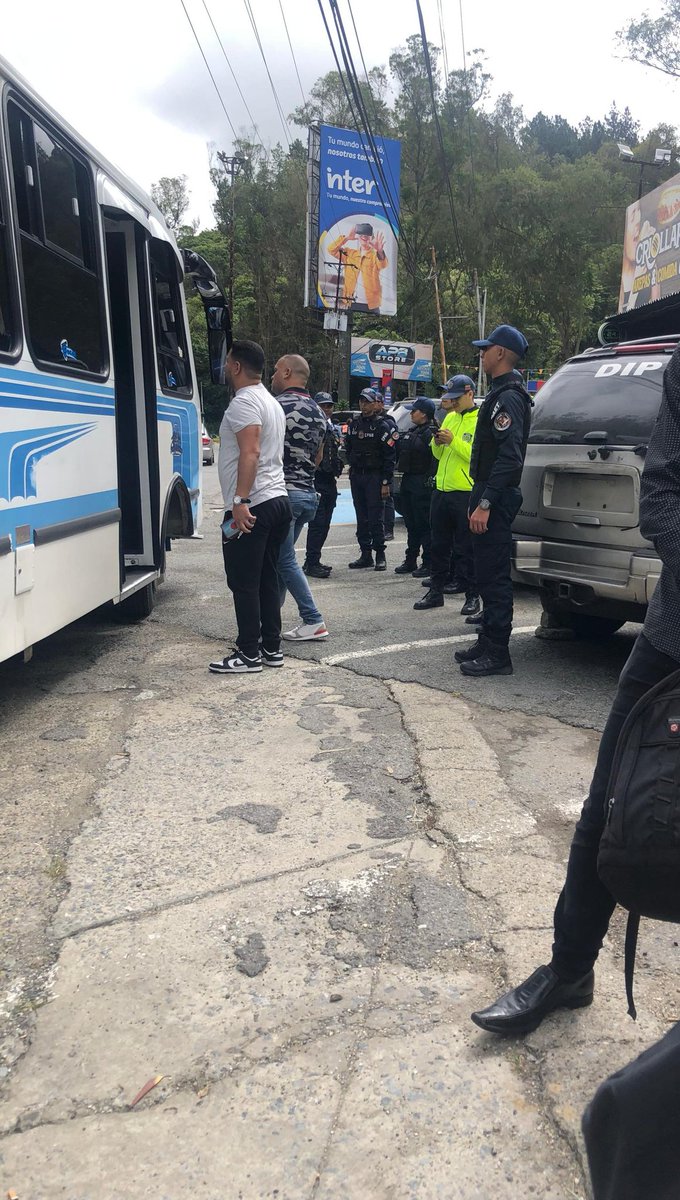 ReporteYa's tweet photo. #14Jul #Caracas #UCV 
@dmurolo: La policía detiene en la Panamericana autobús en el que se trasladaban jovenes altomirandinos al evento #VolverACasa en la UCV. Los chamos deciden caminar por la #PNM para intentar llegar". https://t.co/5Q2hV93lvn