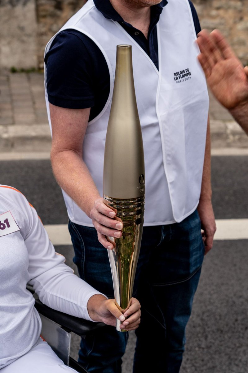 _maheru's tweet photo. j’ai pris la Flamme Olympique en photo j’suis content #Paris2024 🔥 https://t.co/BzOoFvp7gi