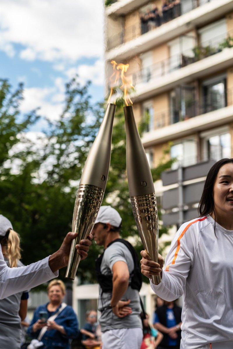 _maheru's tweet photo. j’ai pris la Flamme Olympique en photo j’suis content #Paris2024 🔥 https://t.co/BzOoFvp7gi