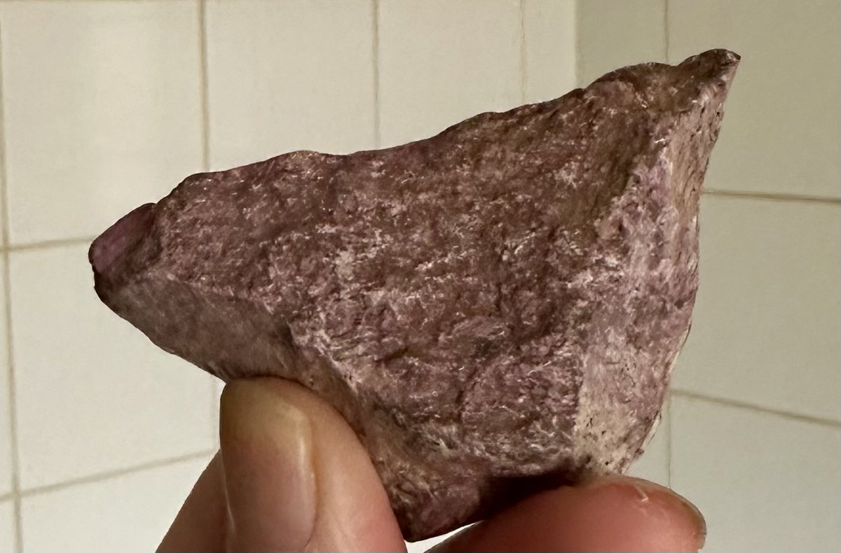 MoonChild_W333's tweet photo. #CrystalShowAndTell today is #Stichtite a magnesium chromium carbonate mineral that crystallizes in the form of masses, foliates, and spotted inclusions of other minerals. It’s predominantly lilac purple, butalso pink.first discovered in 1910 in Tasmania, Australia by A.S. Wesley https://t.co/UnGGSSGTy0