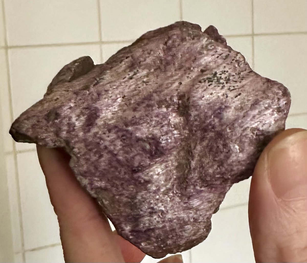 MoonChild_W333's tweet photo. #CrystalShowAndTell today is #Stichtite a magnesium chromium carbonate mineral that crystallizes in the form of masses, foliates, and spotted inclusions of other minerals. It’s predominantly lilac purple, butalso pink.first discovered in 1910 in Tasmania, Australia by A.S. Wesley https://t.co/UnGGSSGTy0