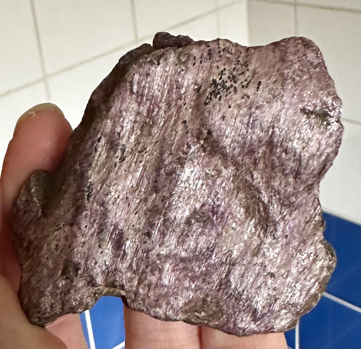 MoonChild_W333's tweet photo. #CrystalShowAndTell today is #Stichtite a magnesium chromium carbonate mineral that crystallizes in the form of masses, foliates, and spotted inclusions of other minerals. It’s predominantly lilac purple, butalso pink.first discovered in 1910 in Tasmania, Australia by A.S. Wesley https://t.co/UnGGSSGTy0